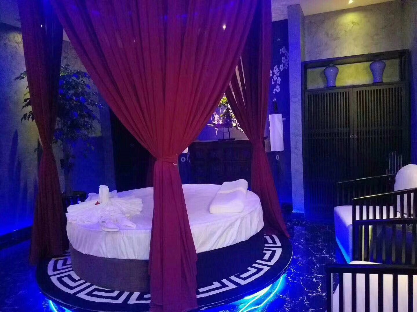 武昌男士会所周边最近有何好去处？